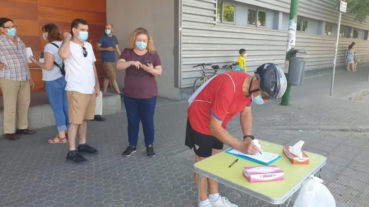 Recogida de firmas en el centro de salud Ronda Hist&oacute;rica. - EP