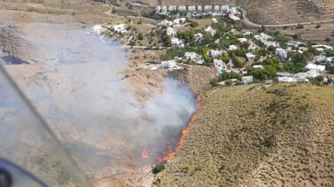Incendio en la zona de los cortijos de Las Negras, en N&iacute;jar - Infoca