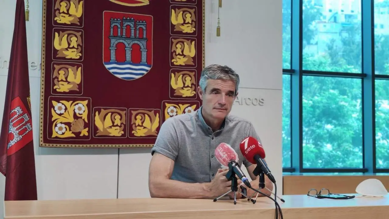 El alcalde Isidoro Gamb&iacute;n anuncia los acuerdos de su Gobierno.  - MAC&Iacute;AS