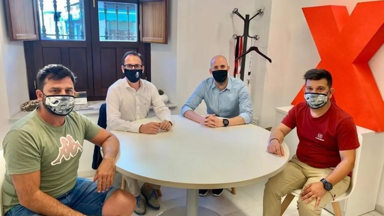 El alcalde de Pozoblanco, Santiago Cabello (segundo por la izda.), durante una reuni&oacute;n - Ayuntamiento de Pozoblanco