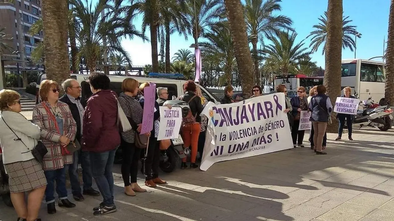 Un grupo de vecinas de Canj&aacute;yar se manifiesta ante la Audiencia de Almer&iacute;a - EP
