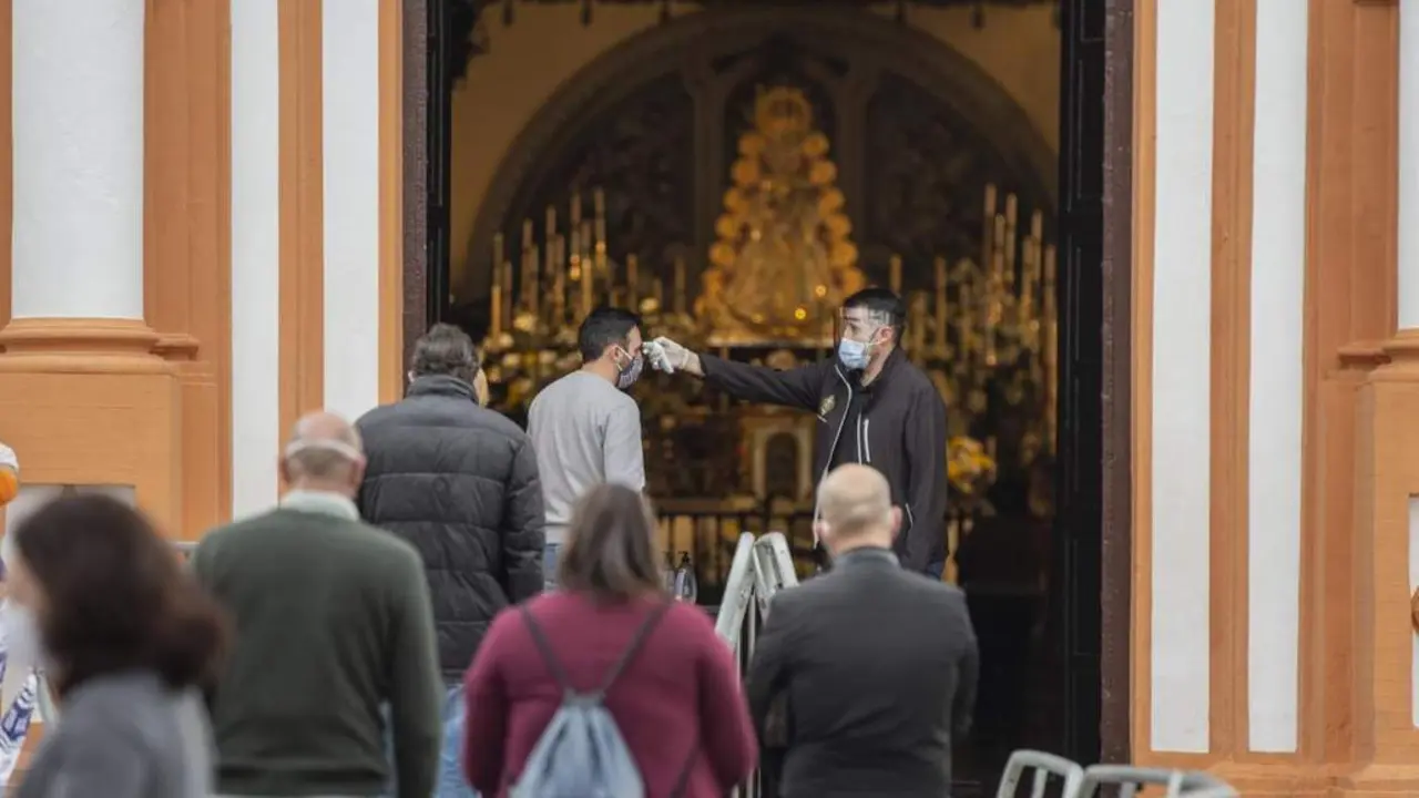 Colas para ver a la Virgen del Roc&iacute;o. - MAR&Iacute;A JOS&Eacute; L&Oacute;PEZ / EP