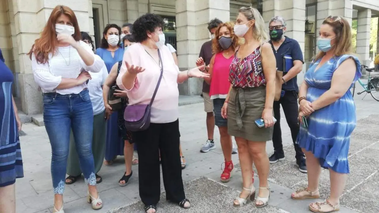 Mar&iacute;a Salmer&oacute;n, con Susana Serrano y Eva Oliva, ante los juzgados de Sevilla. - CM