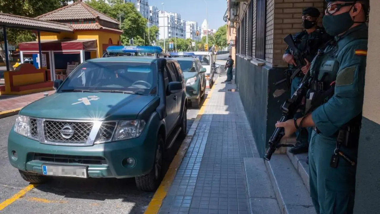 Agentes del GAR en la Comandancia de Huelva. - JULI&Aacute;N P&Eacute;REZ / EFE