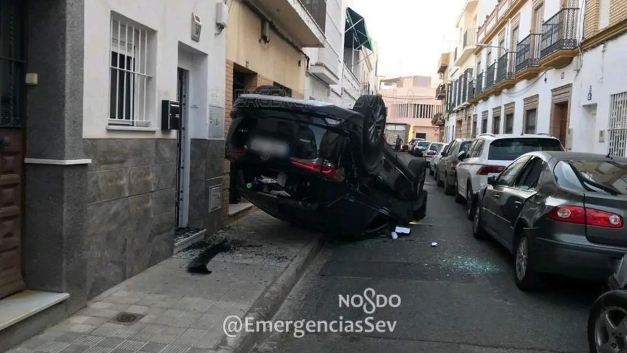 Investigan el espectacular vuelco de un coche junto a la Carretera de Carmona
