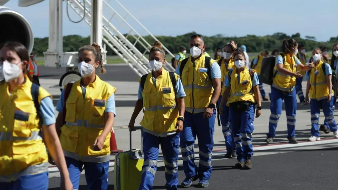 Sanitarios espa&ntilde;oles llega a El Salvador para luchar contra pandemia. - EFE/ Rodrigo Sura