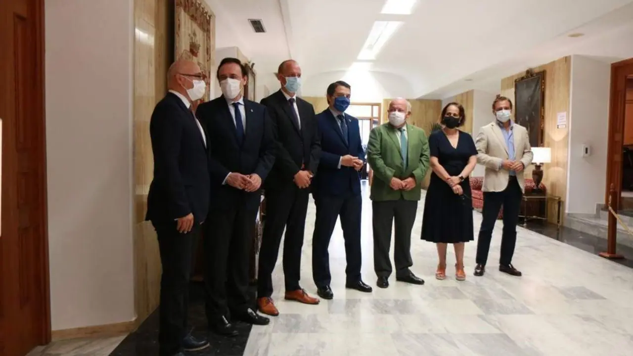 El alcalde de C&oacute;rdoba, Jos&eacute; Mar&iacute;a Bellido (centro), el consejero de Salud y Familias, Jes&uacute;s Aguirre (tercero por la dcha.) y otros representantes institucionales.  - Ayuntamiento de C&oacute;rdoba