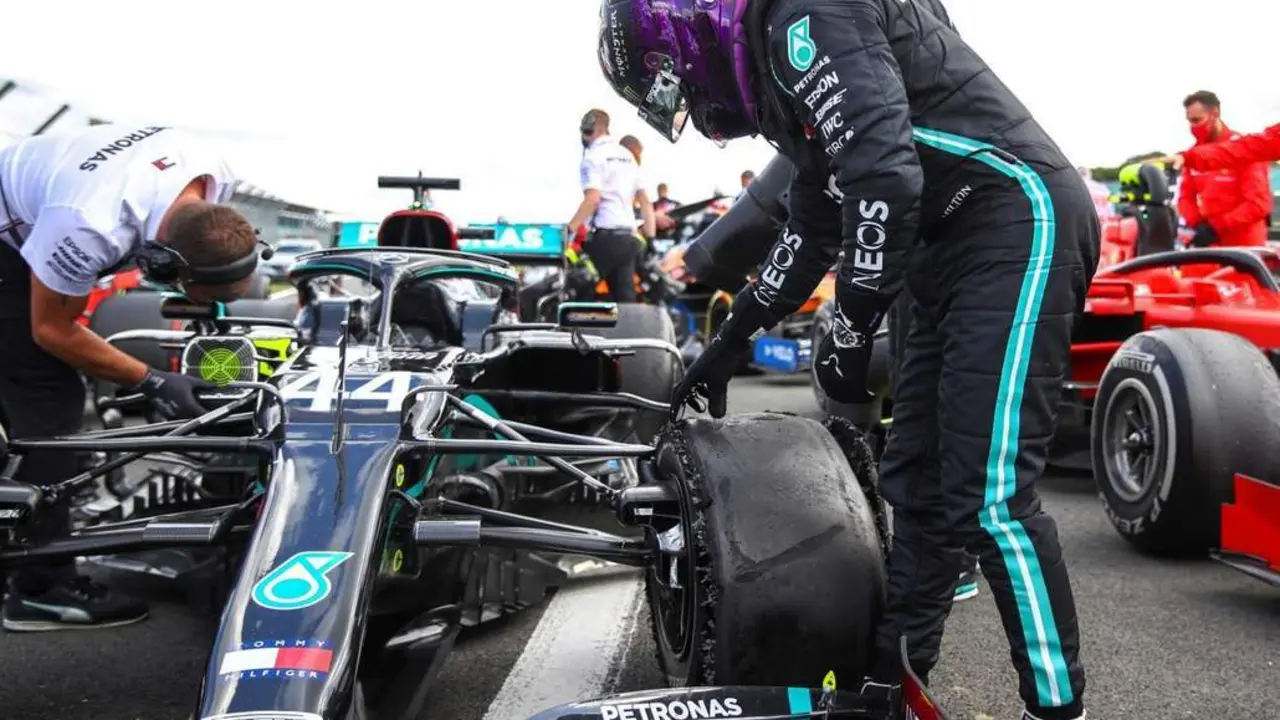 Hamilton entr&oacute; en la meta con el neum&aacute;tico pinchado - EFE