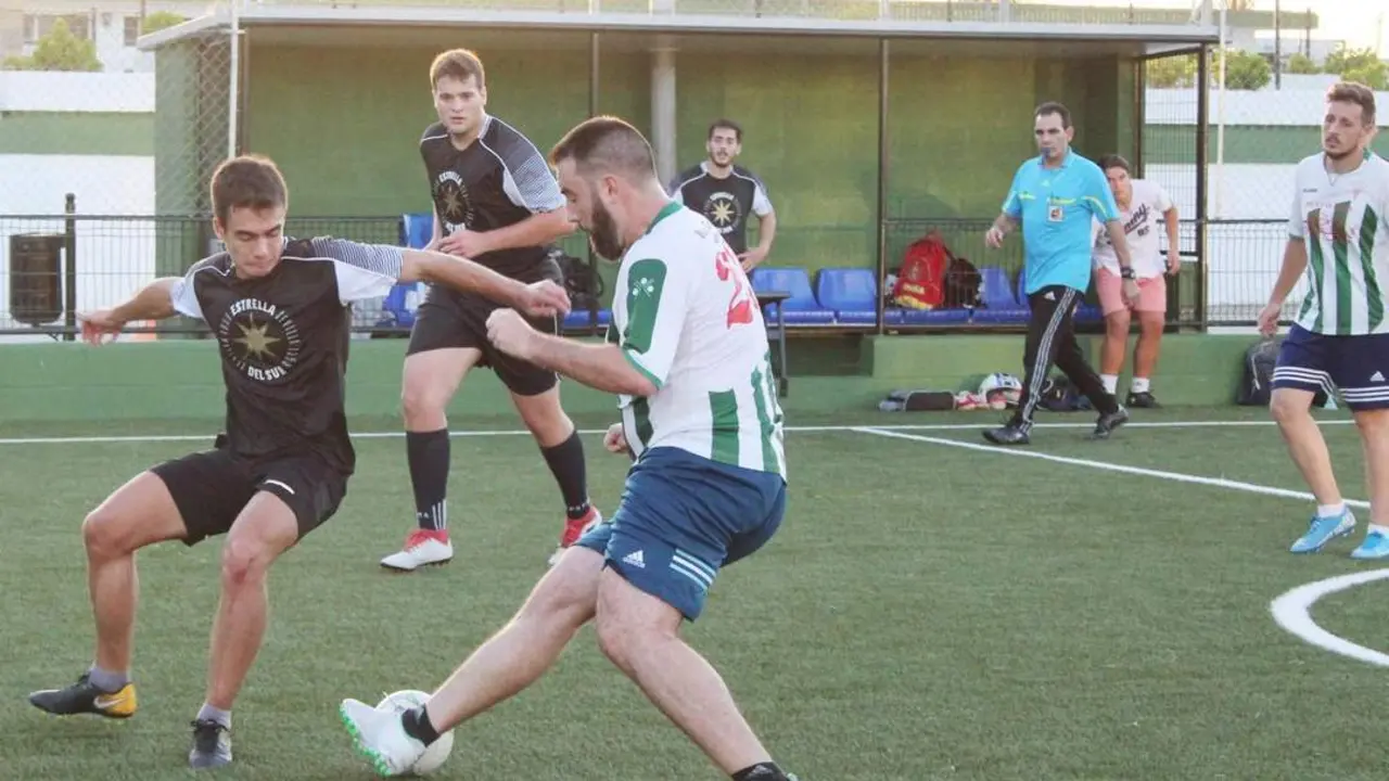 Uno de los muchos partidos de f&uacute;tbol sala que ha acogido el f&uacute;tbol sala en el Polideportivo - Ra&uacute;l J. Bustillos