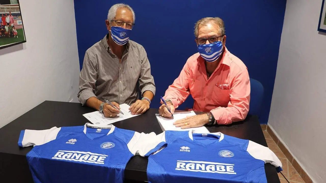 Rafael Coca y Rafael Navarro firmando el acuerdo de patrocinio. - xerezdeportivofc.com