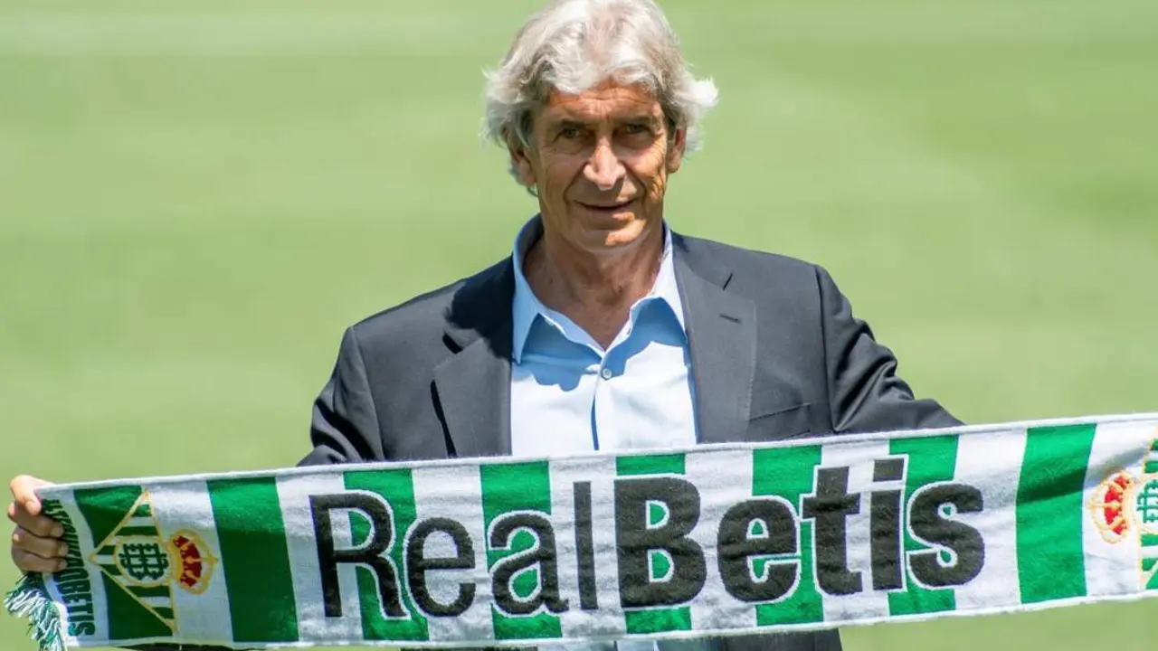 Manuel Pellegrini durante su presentaci&oacute;n como nuevo entrenador del Real Betis en el Benito Villamar&iacute;n. - efe