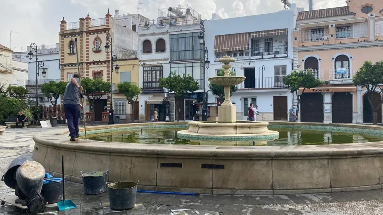Labores de limpieza de la Fuente de la Plaza del Cabildo - A. I.