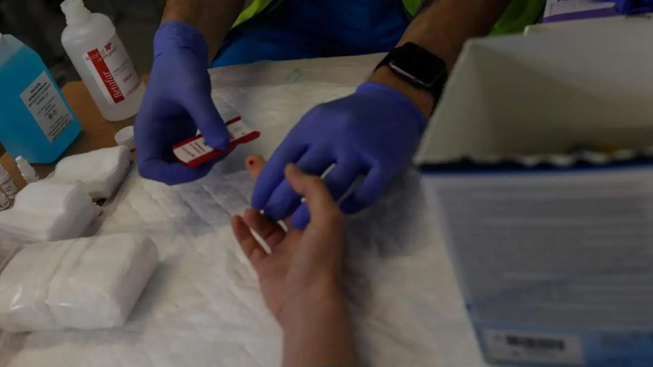 Un sanitario se hace el test para diagnosticar el Covid-19, foto de archivo - EP