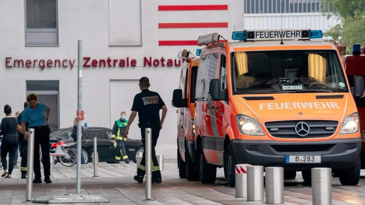 El opositor ruso a su llegada a un centro hospitalario de Berl&iacute;n. - EFE