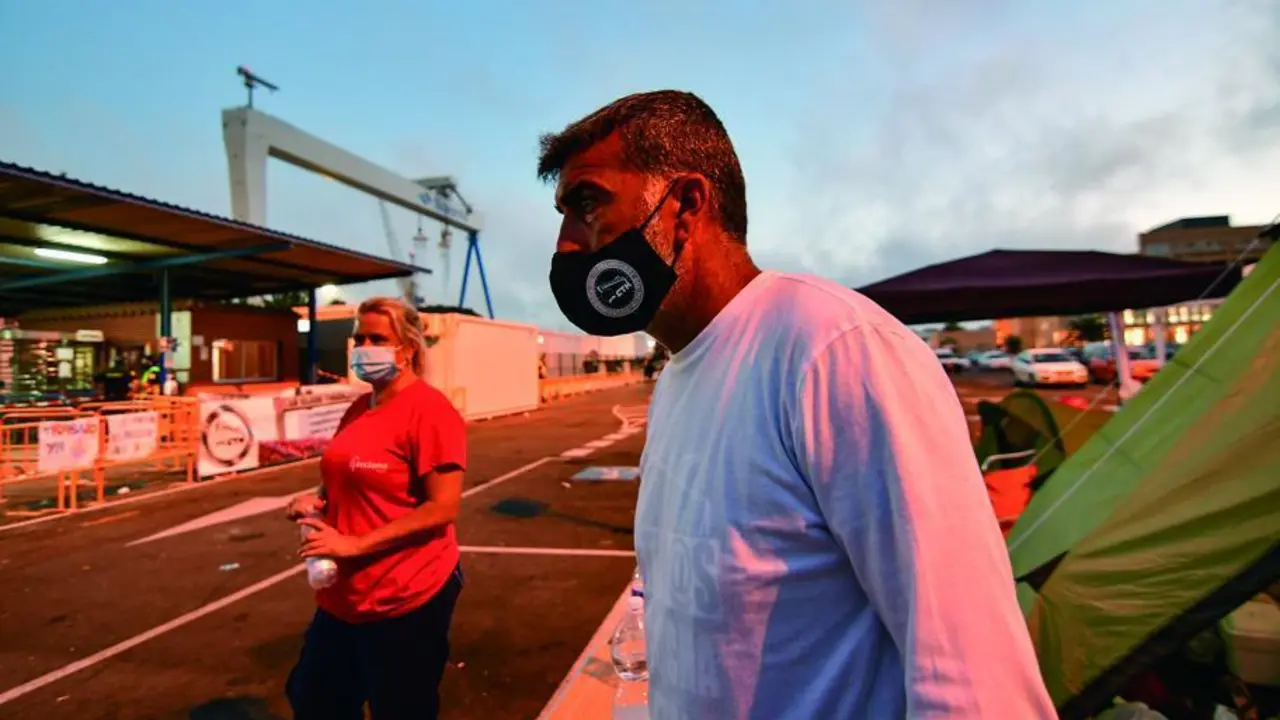 Los dos empleados despedidos que acamparon en el aparcamiento de Navantia Puerto Real mantendr&aacute;n la protesta. - Eulogio Garc&iacute;a