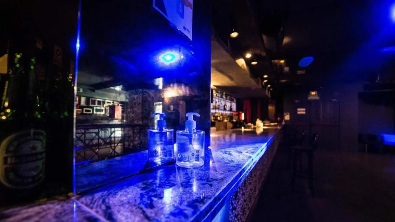 Gel hidroalcoh&oacute;lico dispuesto en la barra de una discoteca como medida de seguridad contra el Covid. - EP