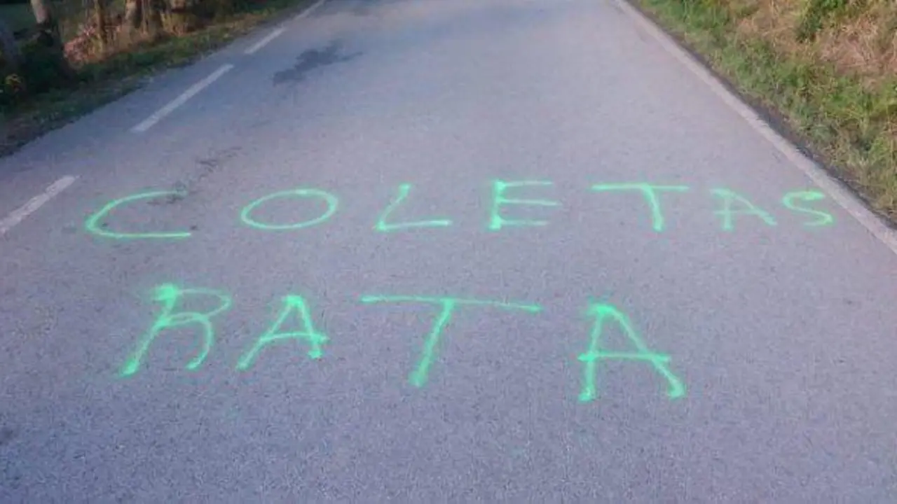 Imagen de una pintada en el acceso a la vivienda vacacional del Vicepresidente del Gobierno - 