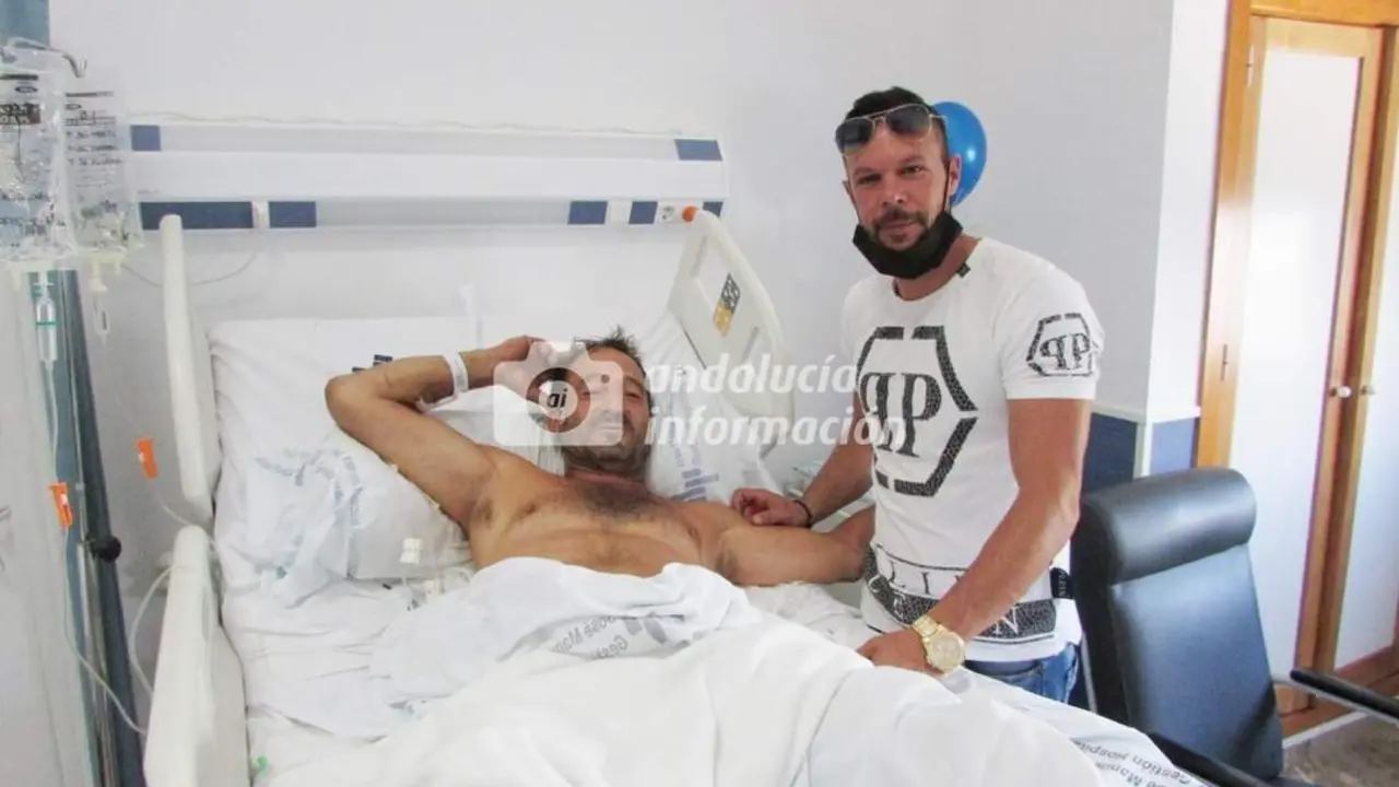 El marinero Juan Manuel Mu&ntilde;oz junto a su hijo en el Hospital Virgen del Camino - Ra&uacute;l J. Bustillos