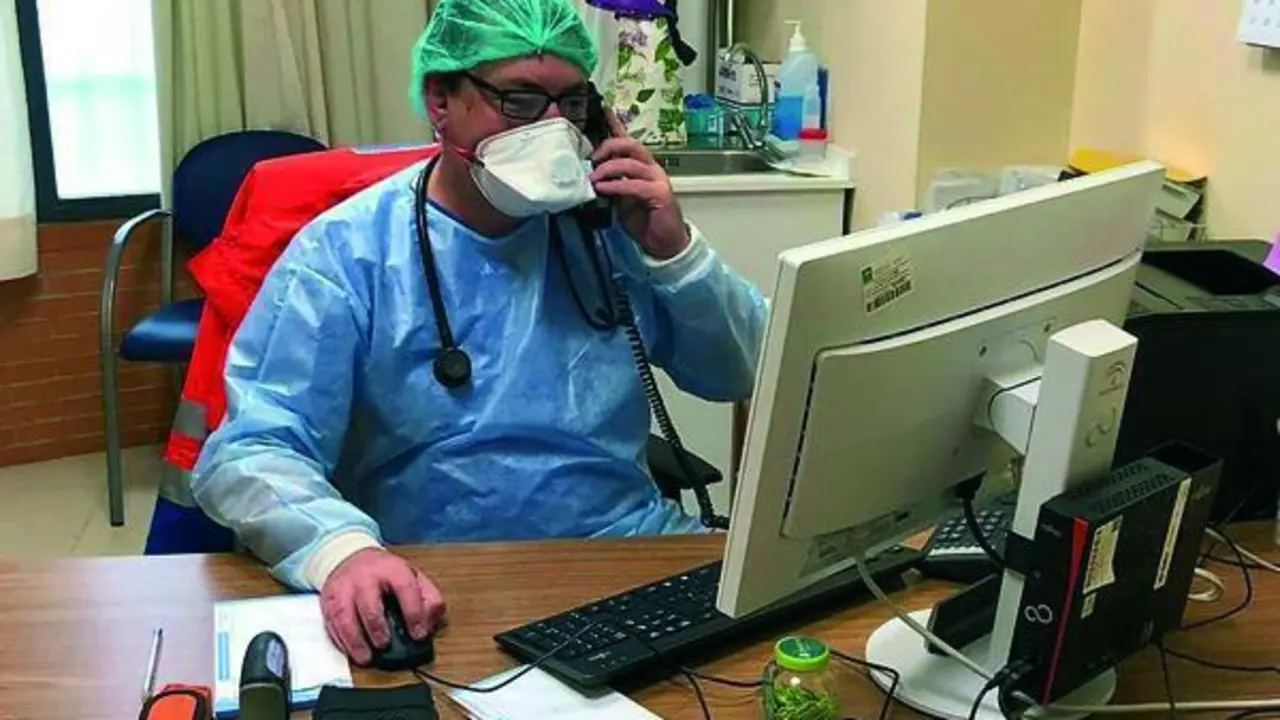 Un m&eacute;dico de Atenci&oacute;n Primaria pasa consulta ataviado con material de autoprotecci&oacute;n. - E. P.
