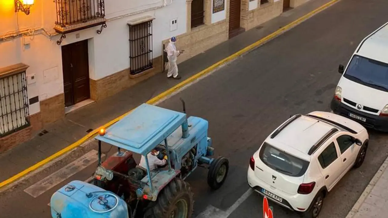 Villalba fumiga calles y zonas comunes por un brote en una panader&iacute;a