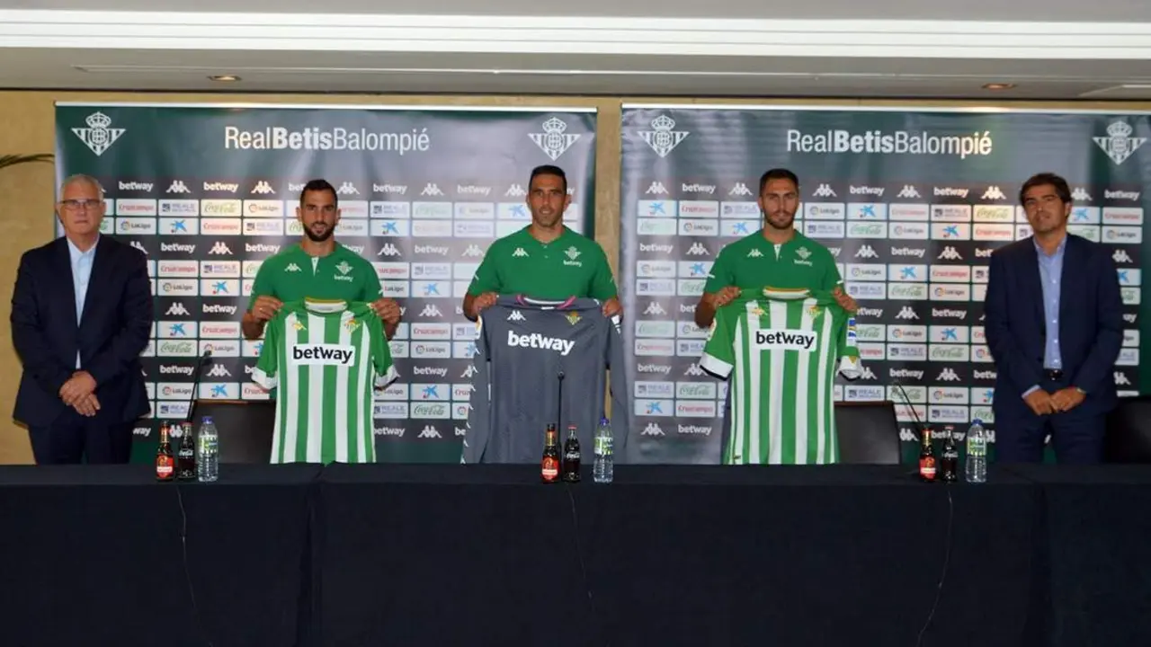 Montoya, Claudio Bravo y V&iacute;ctor Ruiz durante sus presentaciones. - rbb