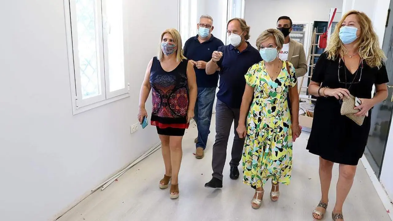 La alcaldesa en la visita al Centro C&iacute;vico Las Delicias - jerez.es