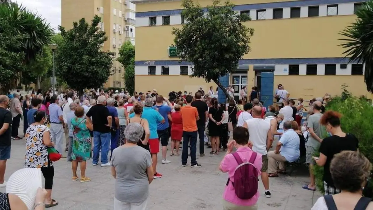 Protesta de los vecinos por recortes en salud. - EP