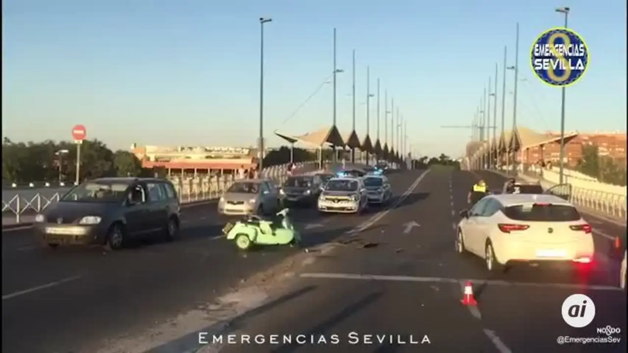 Un novio en sidecar choca de frente contra un todoterreno en Sevilla