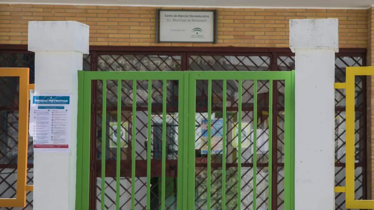 La fachada de la escuela infantil clausurada en Benacaz&oacute;n. - EP