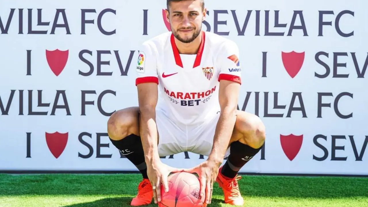 &Oacute;scar Rodr&iacute;guez, nuevo futbolista del Sevilla, posa ante los medios de comunicaci&oacute;n tras su presentaci&oacute;n.  - sfc