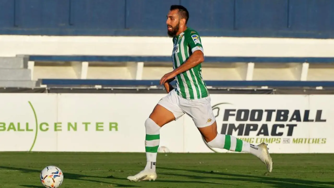 Borja Iglesias conduce la pelota en un encuentro de pretemporada. - rbb