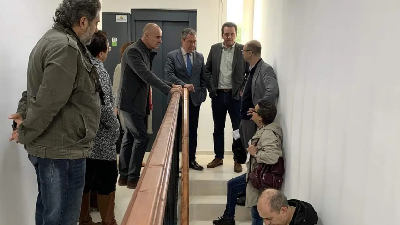 Nuevo ascensor en un edificio de Pino Montano. - AYTO