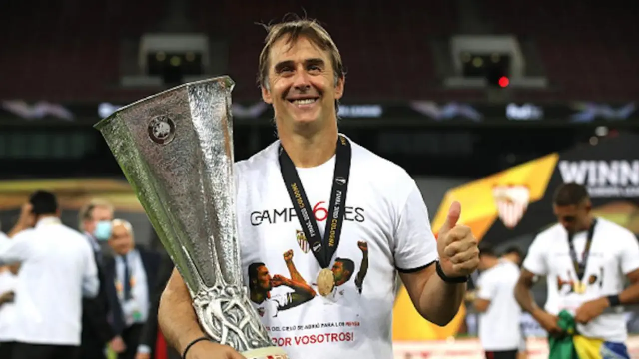 El entrenador del Sevilla, Julen Lopetegui, posa con el trofeo de la Europa League tras derrotar en la final al Inter de Mil&aacute;n.   - sfc