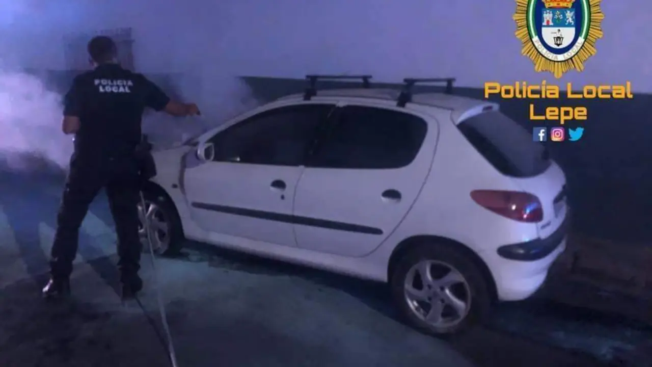 Agentes sofocan el incendio en un coche. - POLIC&Iacute;A LOCAL LEPE