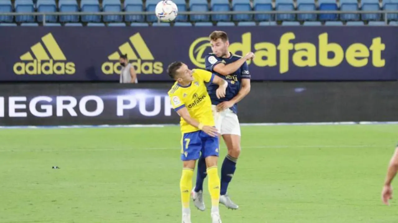 Salvi salta en la pugna por cabecear el bal&oacute;n ante un jugador del Osasuna - Trekant Media