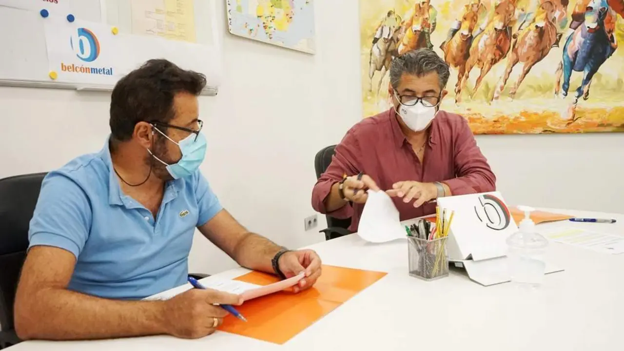 Ram&oacute;n Caballero y Manuel Dom&iacute;nguez certificando el acuerdo - A. I.