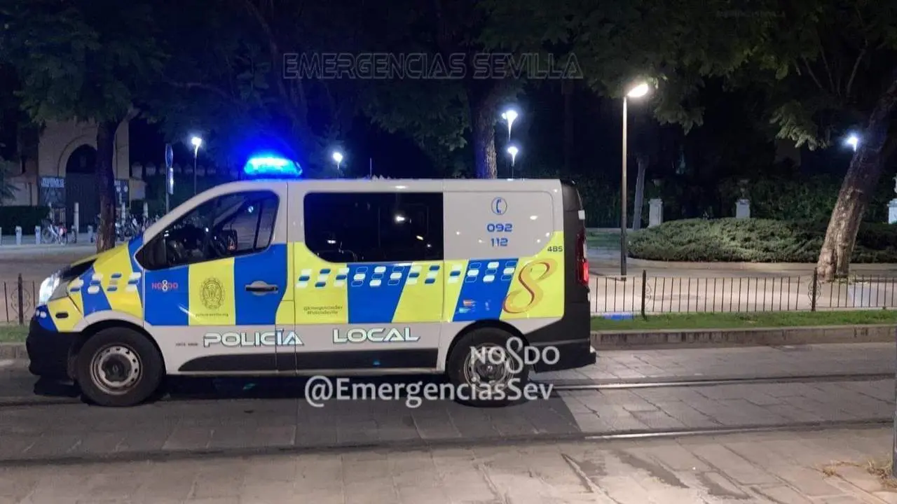 Polic&iacute;a Local en los Jardines de Murillo de Sevilla. - @EmergenciasSev