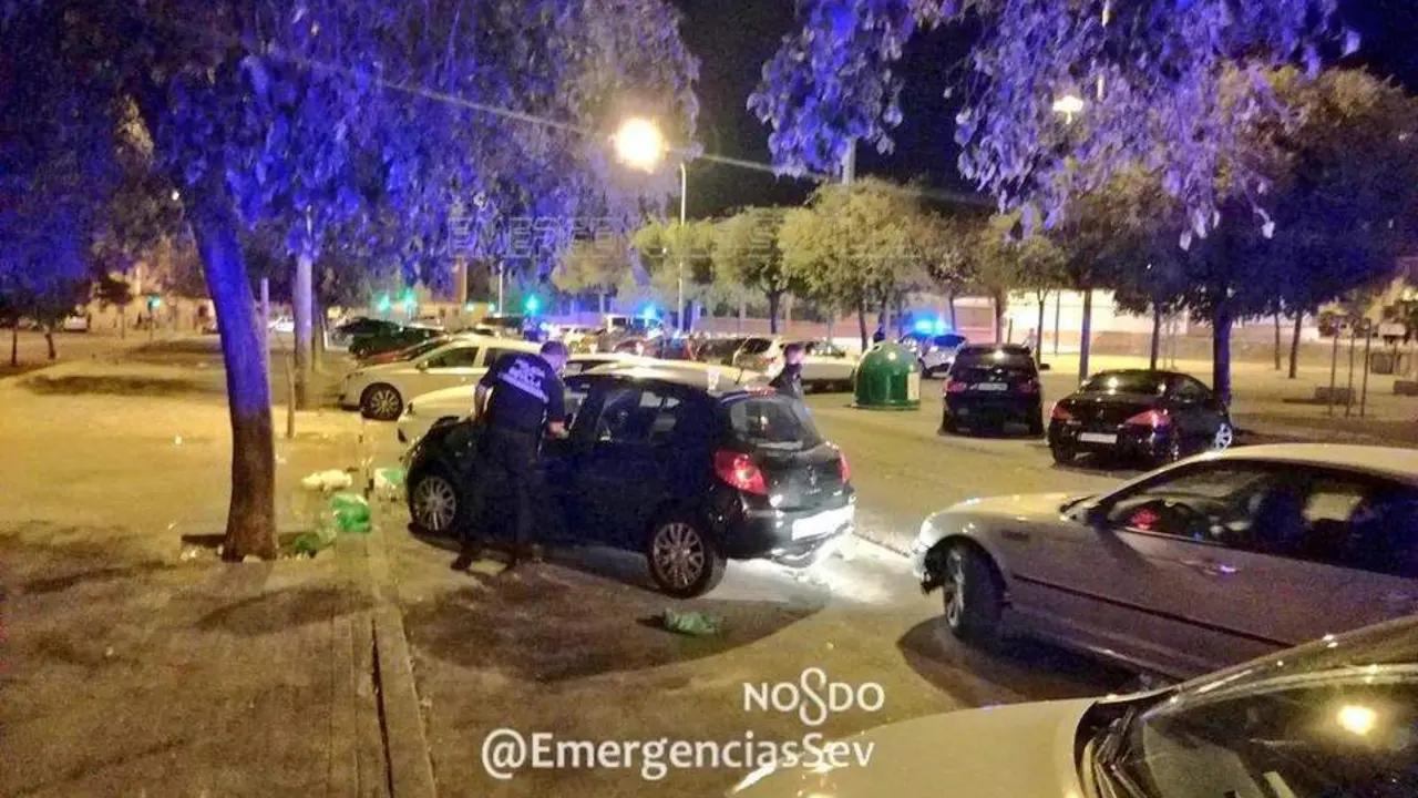 Operativo conjunto de ambas Polic&iacute;as para evitar una botellona - @EmergenciasSev