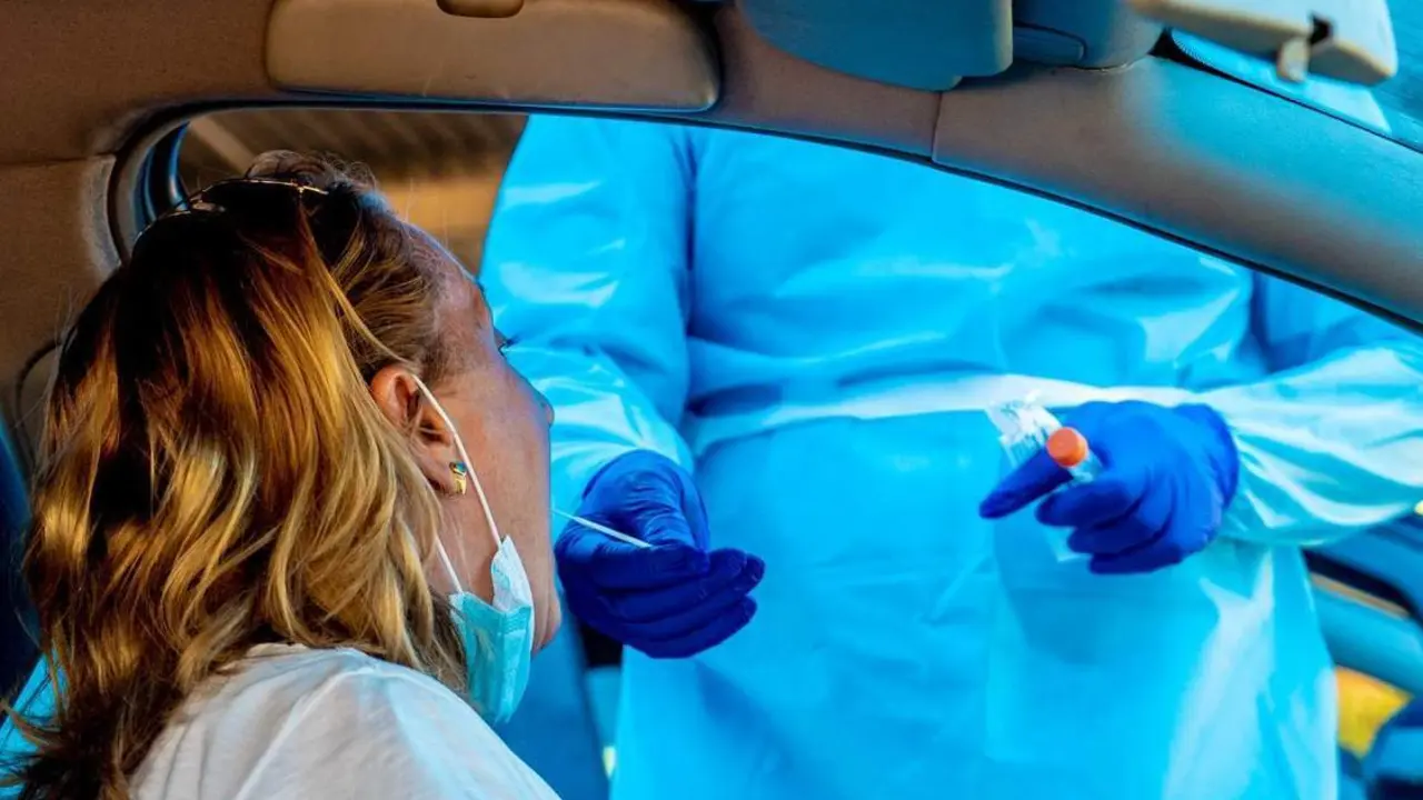 Realizaci&oacute;n de pruebas del test Covid-19 en el aparcamiento del Hospital Militar de Sevilla. - EP