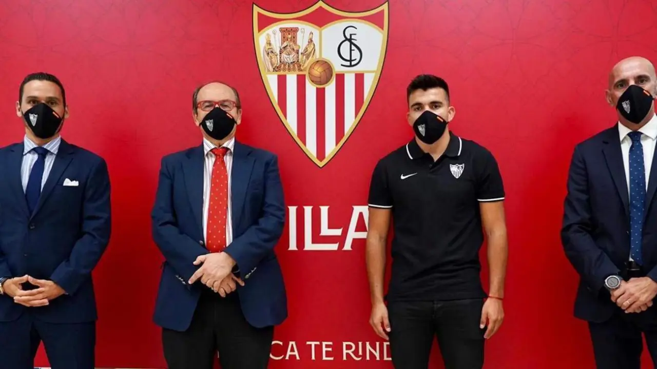Marcos Acu&ntilde;a posa junto con Pepe Castro tras firmar su contrato. - sfc