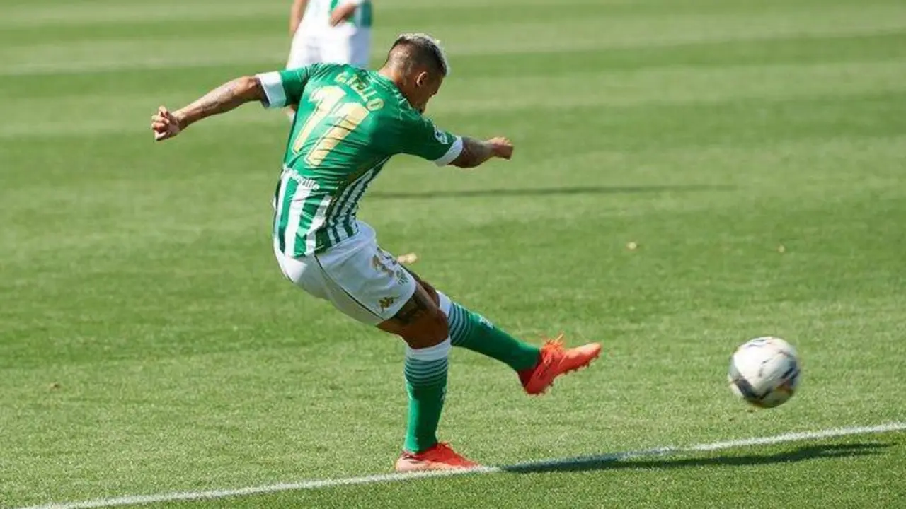 El extremo catal&aacute;n del Real Betis, Cristian Tello, golpea el bal&oacute;n para batir a Fernando Pacheco y hacer el gol ante el Alav&eacute;s.  - rbb