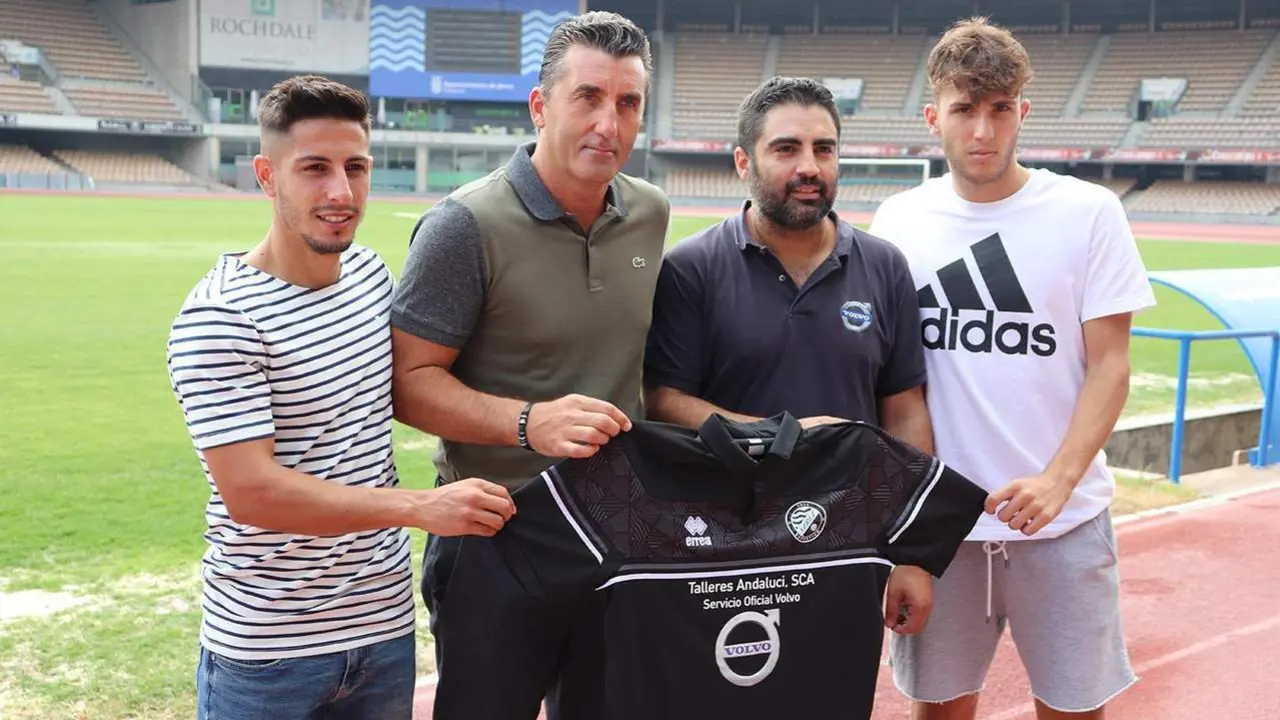 Edu Villegas con el representante de Talleres Andaluci, Javilillo y Baeza. - xerezdeportivofc.com
