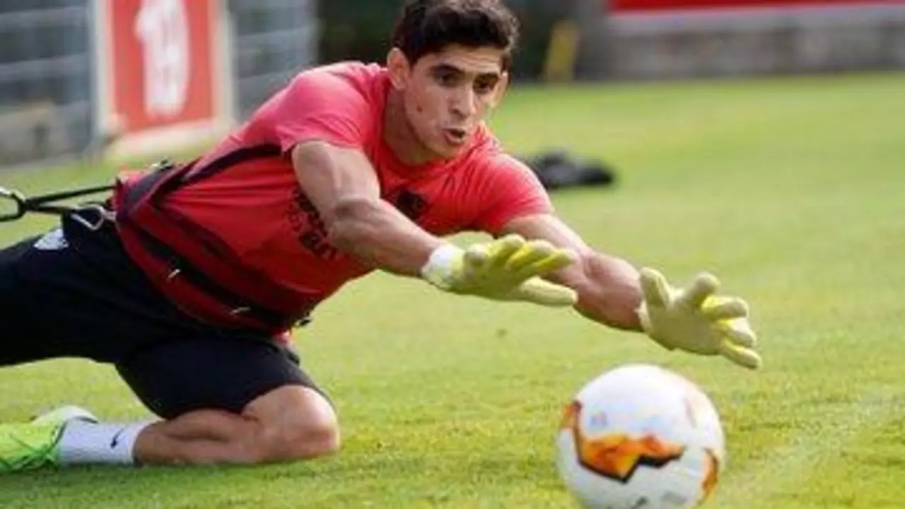 El portero marroqu&iacute;, Yassine Bono, durante un entrenamiento en la ciudad deportiva la pasada campa&ntilde;a. - sfc