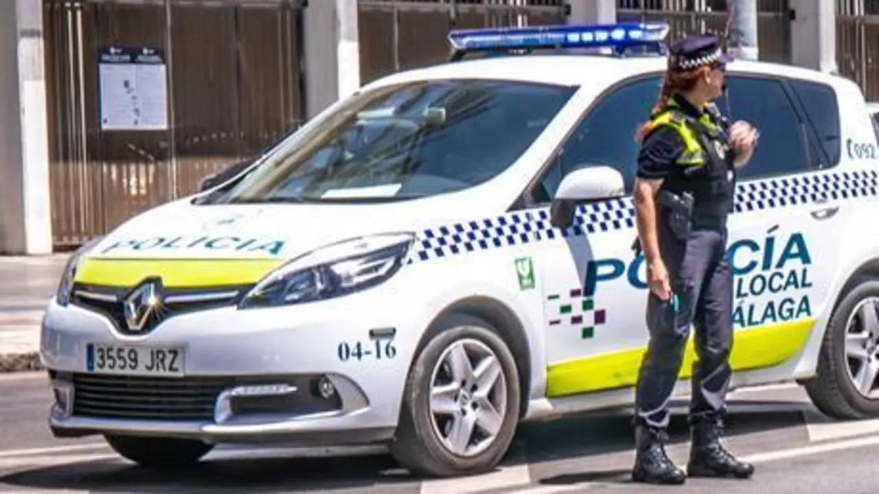 Agente durante un servicio. - Polic&iacute;a Local