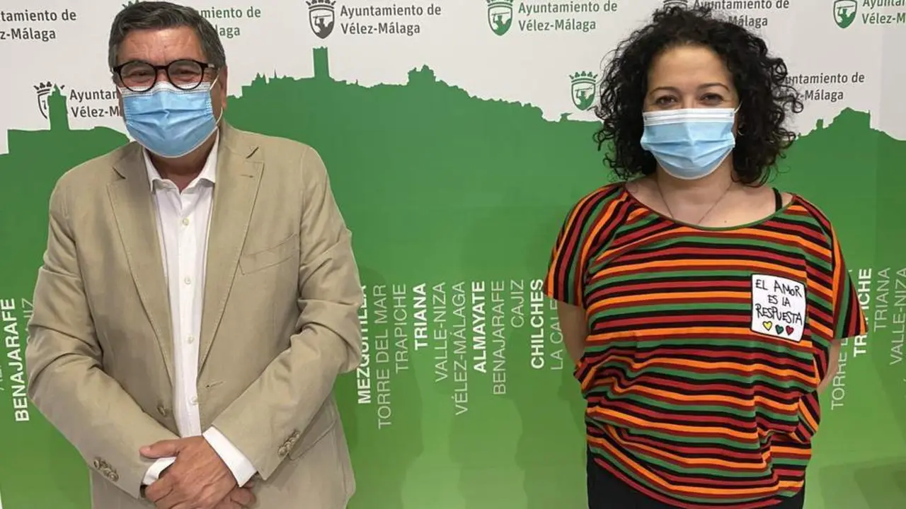 El alcalde de V&eacute;lez-M&aacute;laga y la edil de Participaci&oacute;n Ciudadana. - VM