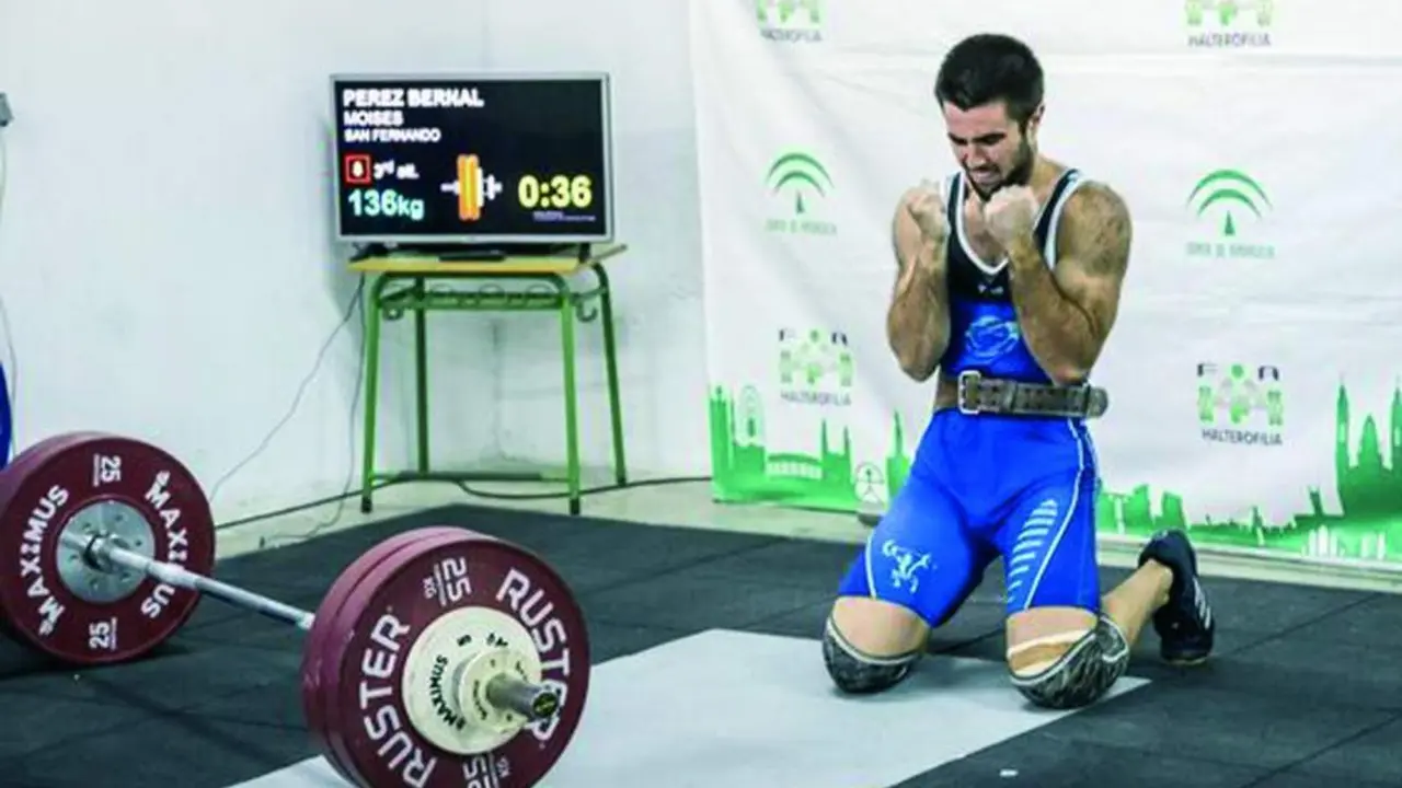 El sanluque&ntilde;o Mois&eacute;s P&eacute;rez celebra el tercer puesto obtenido en San Fernando - A. I.