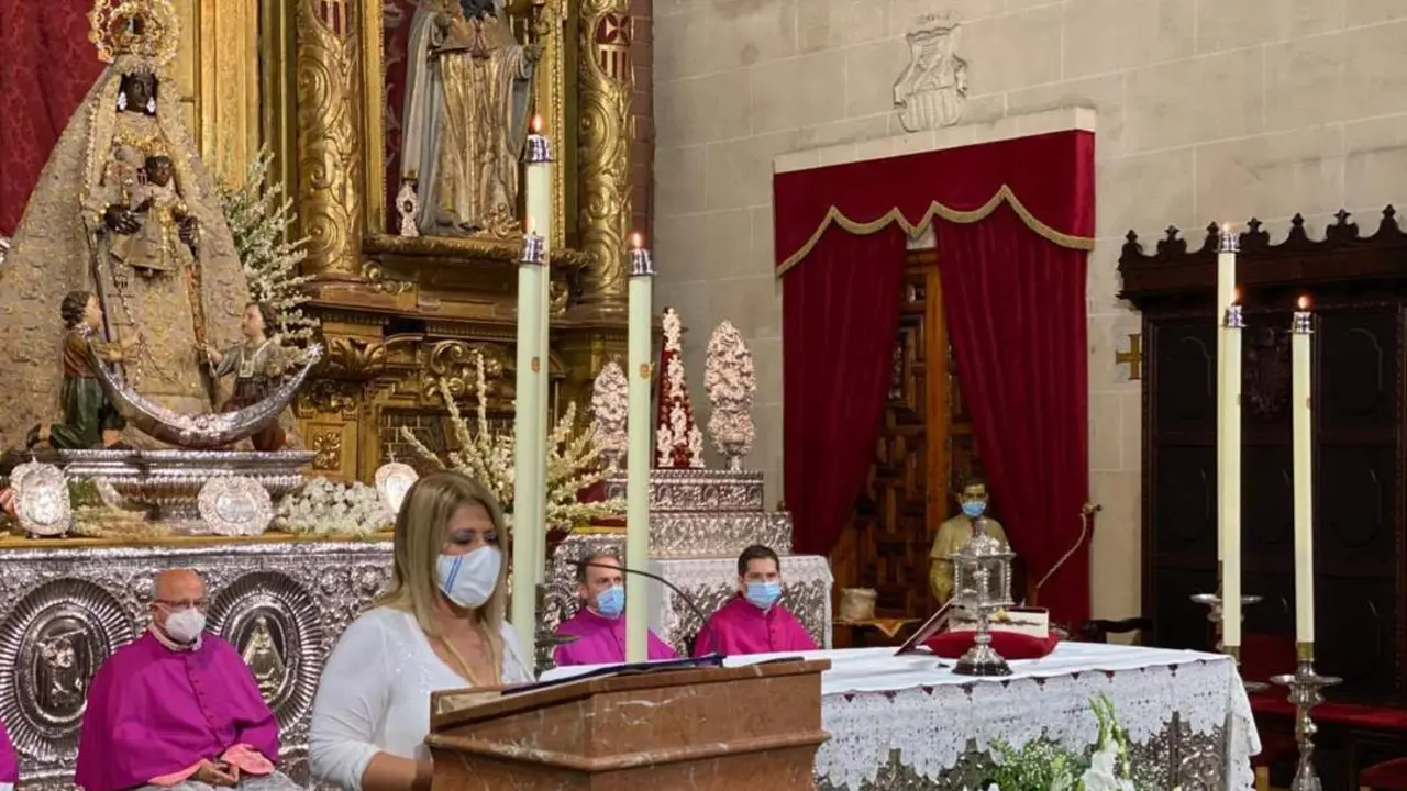 Mamen S&aacute;nchez, ante la Virgen de la Merced.  - Andaluc&iacute;a Informaci&oacute;n
