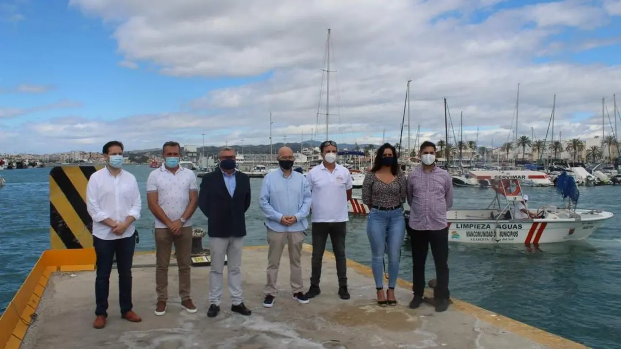 Presentaci&oacute;n del servicio de limpieza de las aguas superficiales del litoral de la Axarqu&iacute;a Costa del Sol. - VM