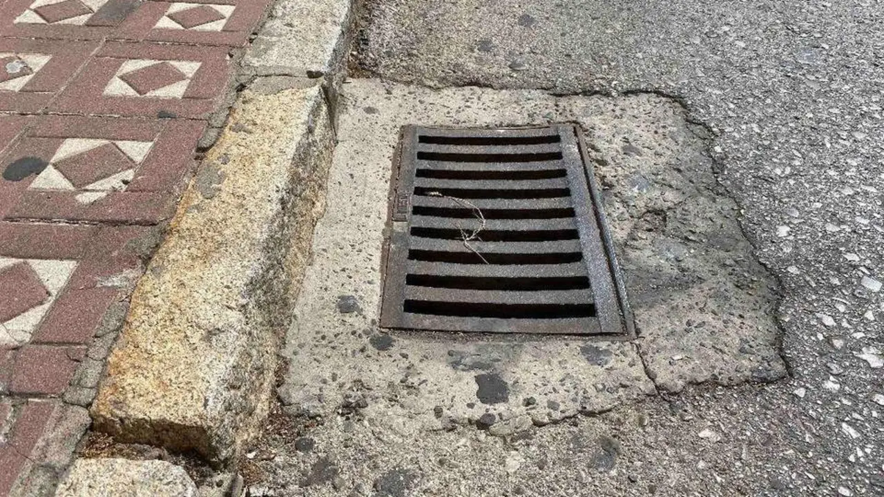 Imbornal en Los Barrios. - AI