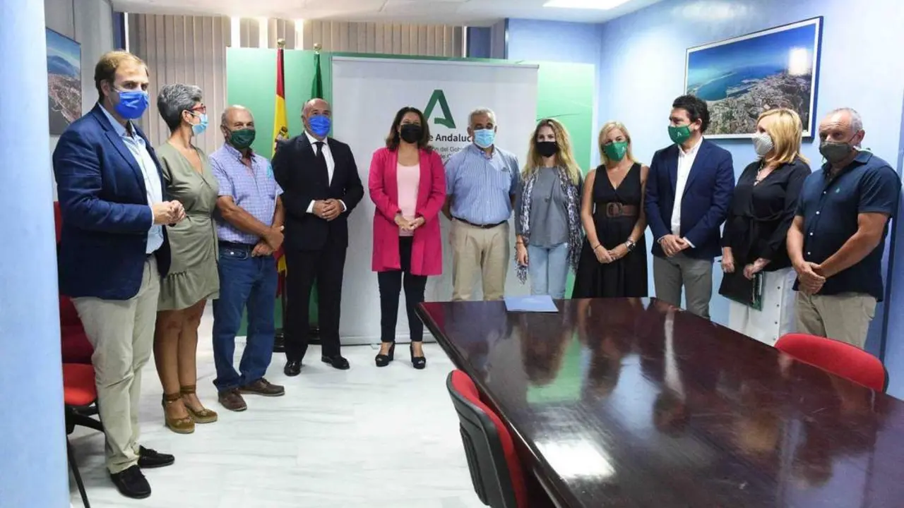 Carmen Crespo, en Algeciras con representantes municipales. - AI